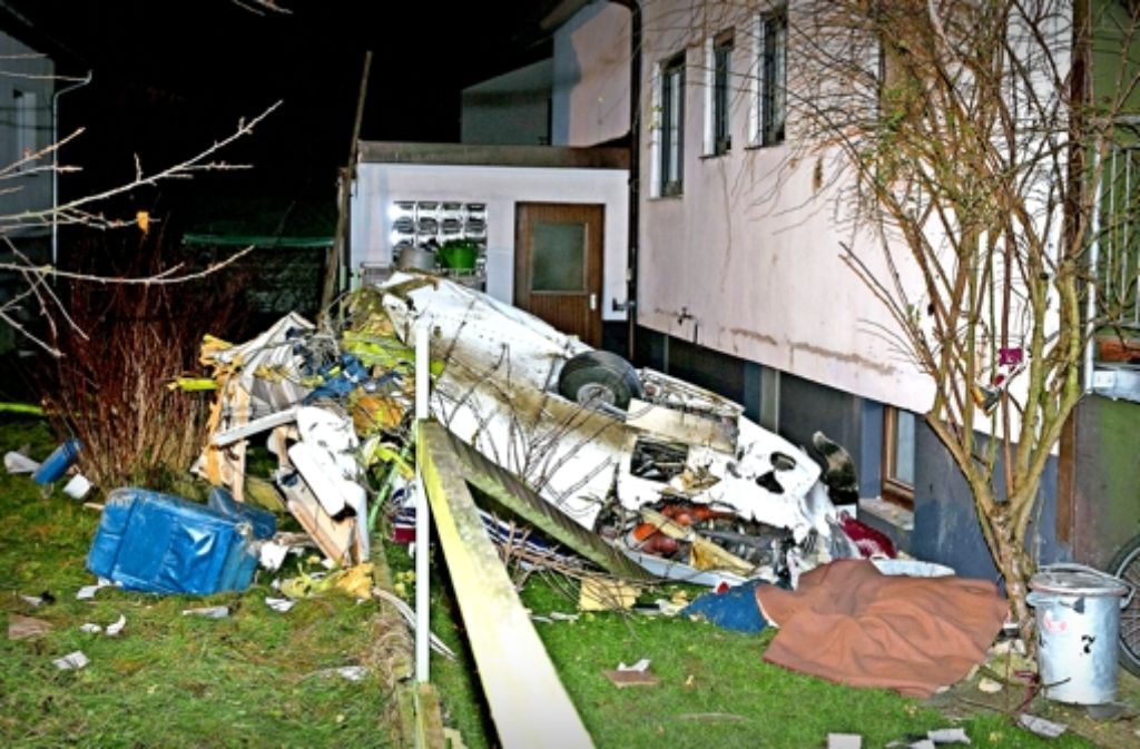 In Rechberghausen ist ein Sportflugzeug in ein Wohnhaus gestürzt. Der Bug des verunglückten Flugzeug kommt vor einer Hauswand zum Liegen.