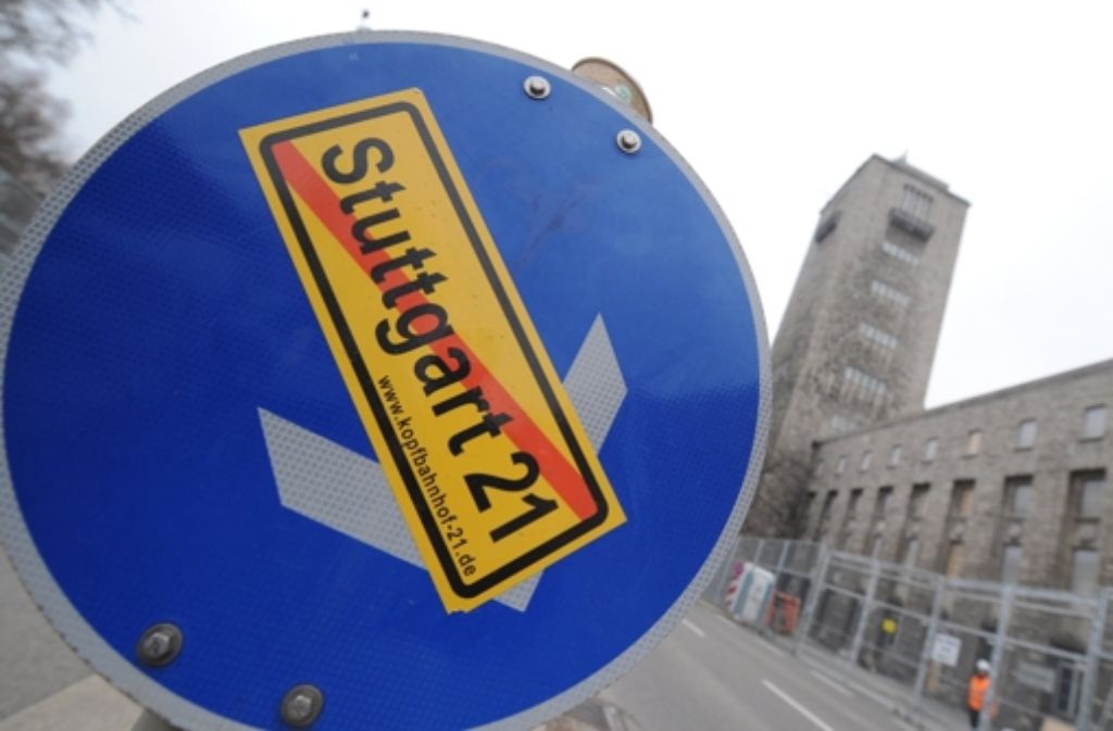 Das Thema Stuttgart 21 prägt die Landeshauptstadt wie kein zweites: In der folgenden Bilderstrecke zeigen wir die Historie des umstrittenen Bahnprojekts von 1994 bis heute.