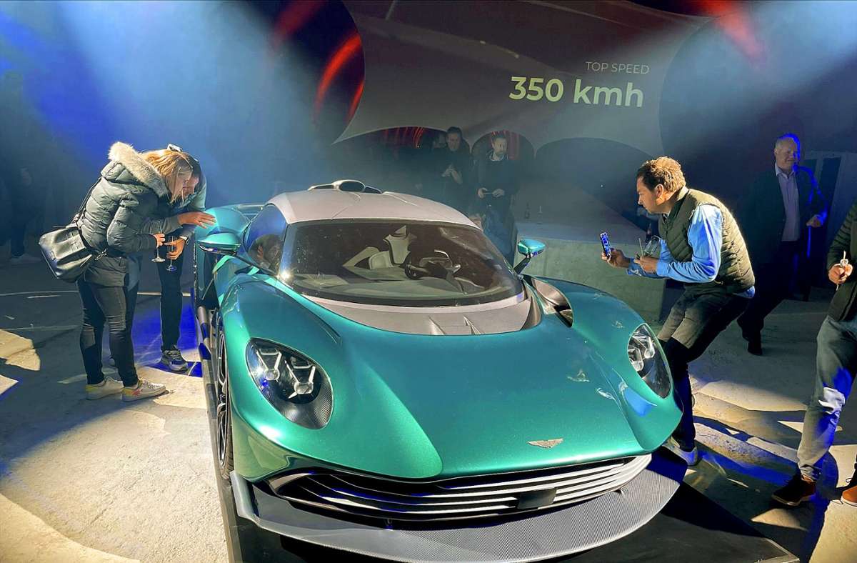 Im Tunnel wird der Aston Martin Valhalla bei einem VIP-Event, das aus dem Rahmen fällt, präsentiert.