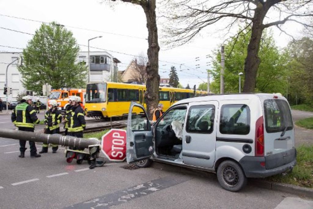 Bei einem Unfall in Stuttgart-Feuerbach hat sich ein 24-Jähriger schwere Verletzungen zugezogen, als er mit seinem Fahrzeug gegen einen Ampelmast krachte.