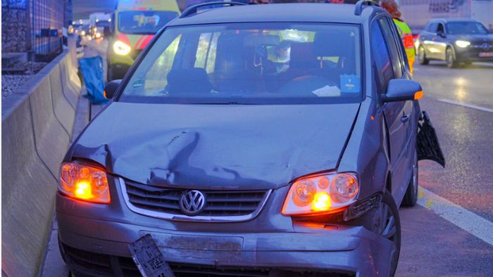 Unfall auf A8 im Kreis Göppingen: Kollision zwischen vier Autos fordert zwei Verletzte