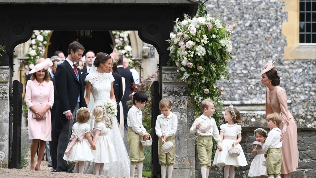  Pippa Middleton, die Schwester von Herzogin Kate, hat James Matthews das Jawort gegeben. Während des großen Tages der kleinen Schwester hat Kate ein Auge auf die Kids – und die hielten sie ganz schön auf Trab. 