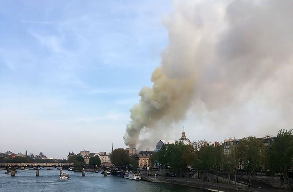 In der weltberühmten Kathedrale Notre-Dame in Paris ist ein Brand ausgebrochen.
