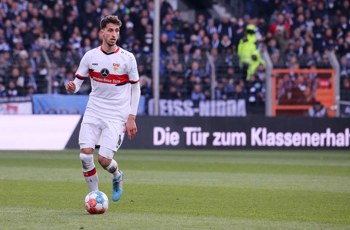 Atakan Karazor hat sich als zentraler defensiver Mittelfeldspieler vor der Abwehr festgespielt – und wird dort auch gegen den BVB auflaufen.