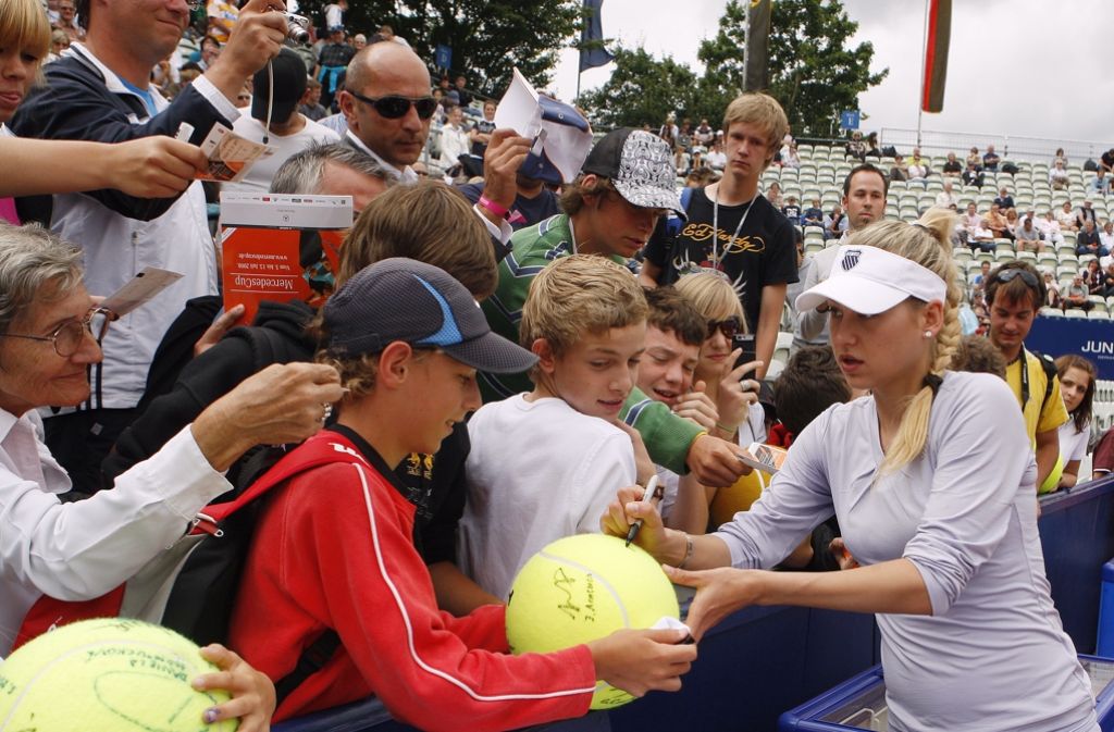 Kurnikowa gibt Autogramme am Rande eines Spiels beim Mercedes Cup 2008.