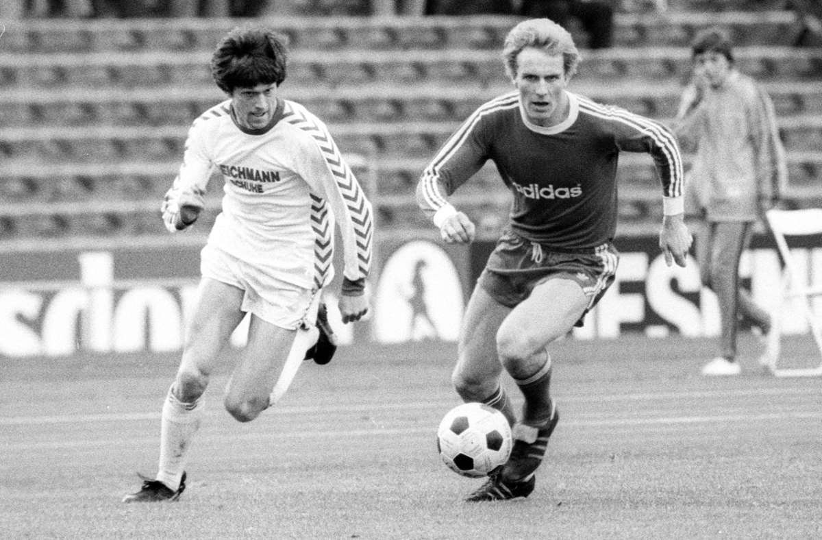 Werner „Beinhart“ Lorant (li.) machte Mitte der Siebziger Jahre 116 Bundesligaspiele für RWE, darunter die Partie bei Bayern München mit Karl-Heinz Rummenigge 1977 (im Bild). Lorant kam nach dem Erstliga-Aufstieg der Essener 1973 und ging nach dem Abstieg 1977. 1975 entdeckte er unter anderem Horst Hrubesch. Lorant war schon damals unterklassig auch als Trainer tätig – und erlebte später als Chefcoach eine erfolgreiche Bundesligazeit mit dem TSV 1860 München.