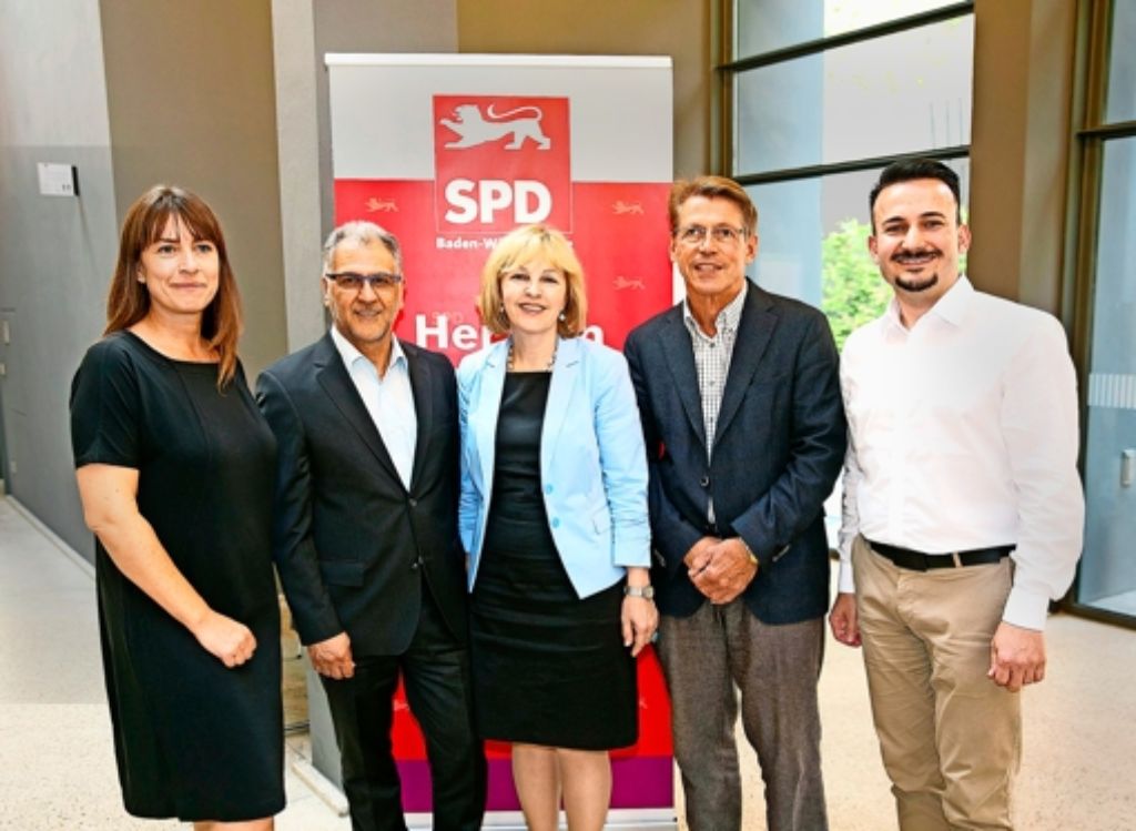 SPD-Kreischef Dejan Perc (rechts) präsentiert die  Landtagskandidaten  Stefanie Brum, Ergun Can, Marion von Wartenberg und  Rolf Gaßmann (von links). Foto: Lichtgut/Horst Rudel