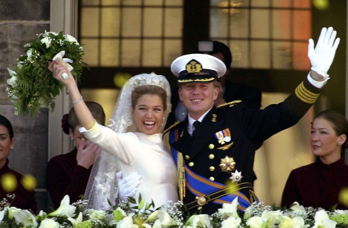 Beim Verlassen der Kirche ist die Wehmut wie weggeblasen. Eine strahlende Máxima und ein glücklicher Willem-Alexander zeigen sich dem jubelnden niederländischen Volk.