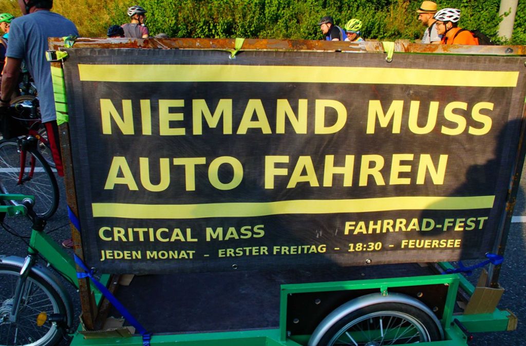 Einmal im Monat erobert die Bewegung Critical Mass Stuttgarts Straßen und zeigt schwäbischen Autofahrern, wo der Hammer hängt.
