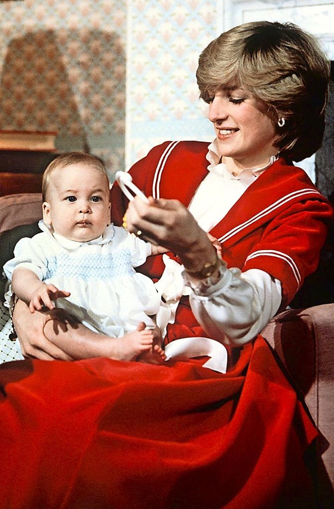 Prinz William am 22. Dezember 1982 auf dem Schoß seiner Mutter, Prinzessin Diana.
