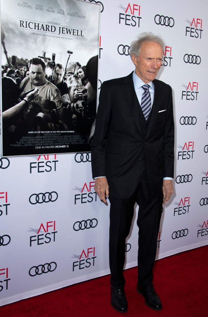 Clint Eastwood steht vor dem Plakat des Filmes. Der Regisseur und Schauspieler ist mittlerweile 89 Jahre alt.