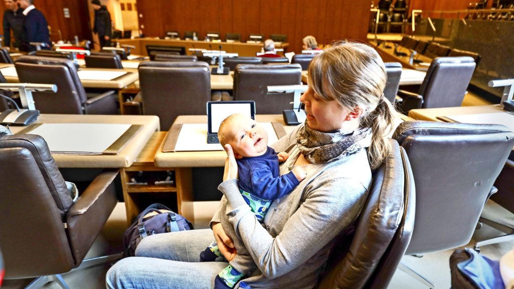 Junge Eltern in der Kommunalpolitik: Baby Philipp diszipliniert die Ratsdebatte
