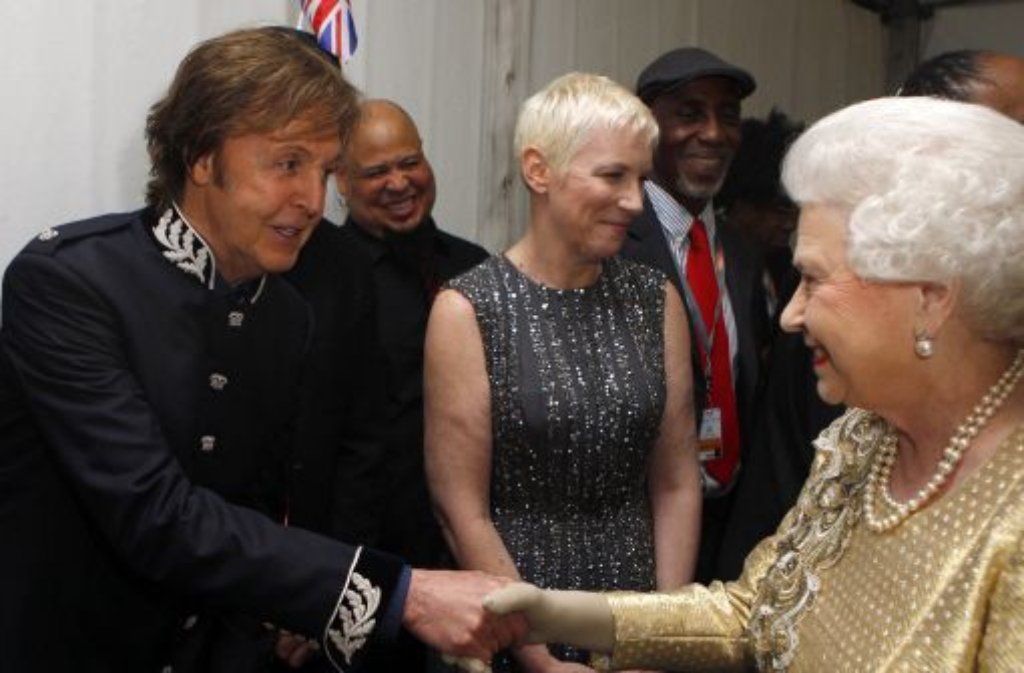 Paul McCartney gratuliert der Queen (rechts). In der Mitte: Annie Lennox.