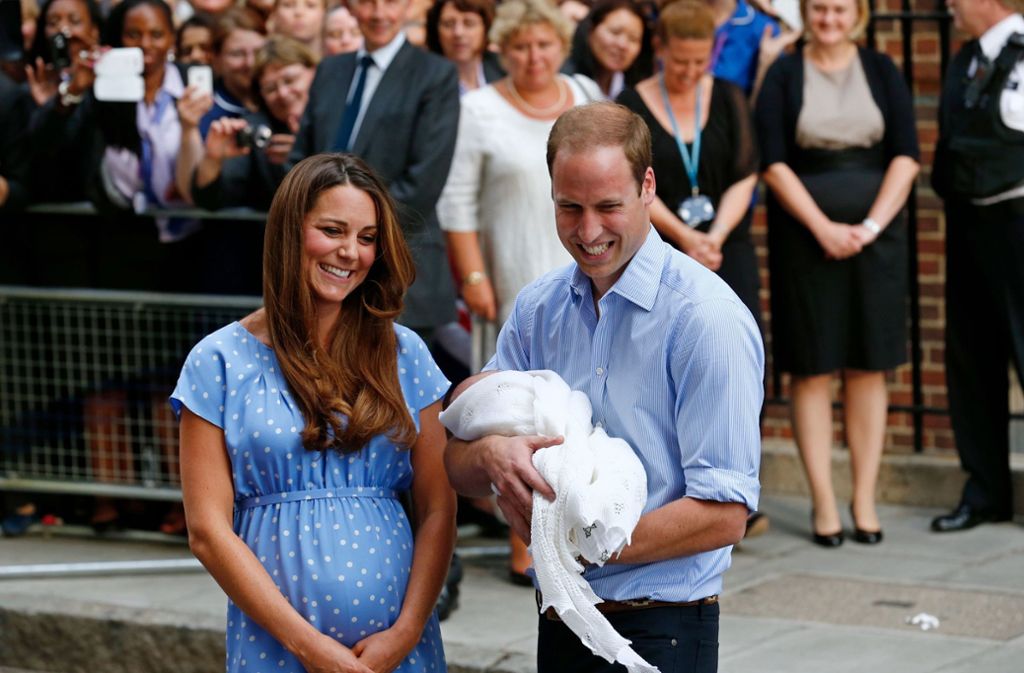 „It’s a boy!“ Am 22. Juli 2013 kommt Prinz George zur Welt – und wird mit einem bisher nicht dagewesenen öffentlichen Hype ins Leben begleitet.
