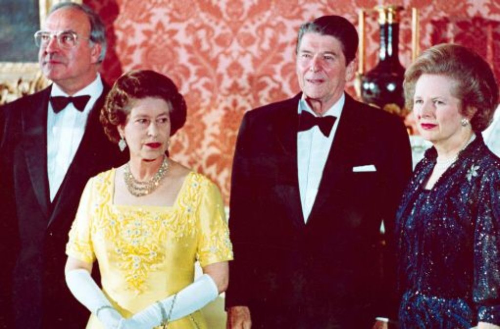Helmut Kohl (links) soll einmal über die britische Premierministerin gesagt haben, er meide sie "wie der Teufel das Weihwasser". Praktisch war das kaum möglich. Ob beim Treffen mit der britischen Queen Elizabeth II und Präsident Reagan am 10. Juni 1984 im Buckingham Palace...