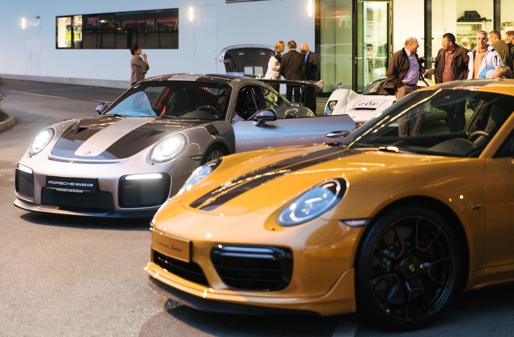 Im Vordergrund der Porsche 911 Turbo S (Exclusive Manufaktur), im Hintergrund der Porsche 911 GT2 RS, Typ 991(2017) auf dem Hof der Werkstatt im Porsche Museum.