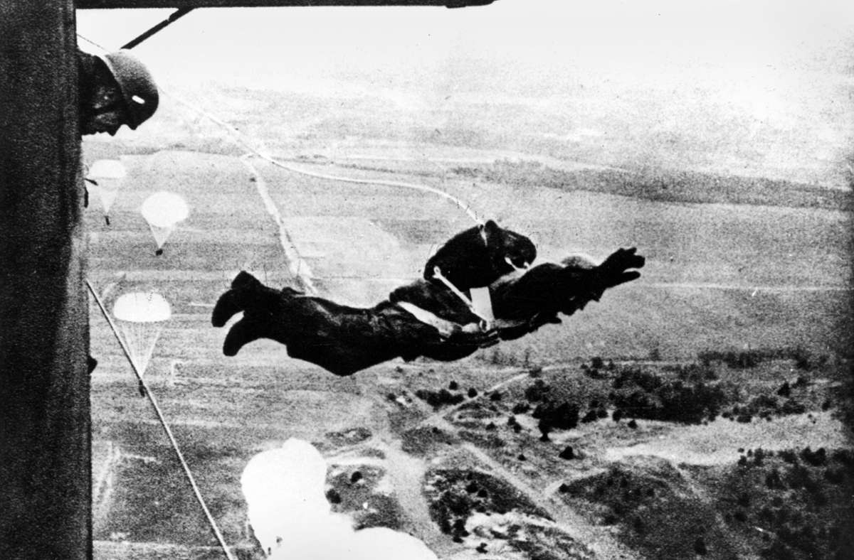 Deutsche Fallschirmjäger im Mai 1940 beim „Sprung in die Festung Holland“