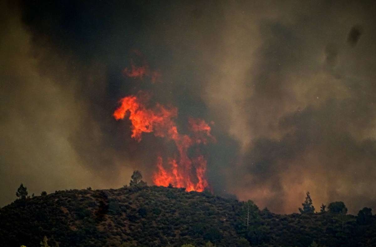 Flammen sind bei einem großen Waldbrand auf der griechischen Insel Rhodos zu sehen. Der große Waldbrand, der auf Rhodos bereits den fünften Tag andauert, hat die Behörden gezwungen, die Evakuierung von vier Orten, darunter zwei Badeorte, anzuordnen.