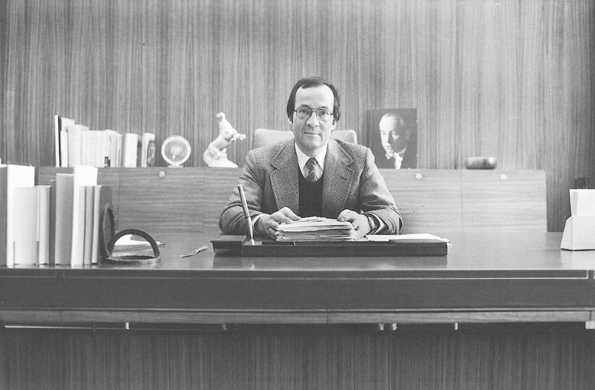 Manfred Rommel an seinem ersten Arbeitstag nach dem Wahlsieg 1974, im Hintergrund steht ein Bild seines Vorgängers Klett