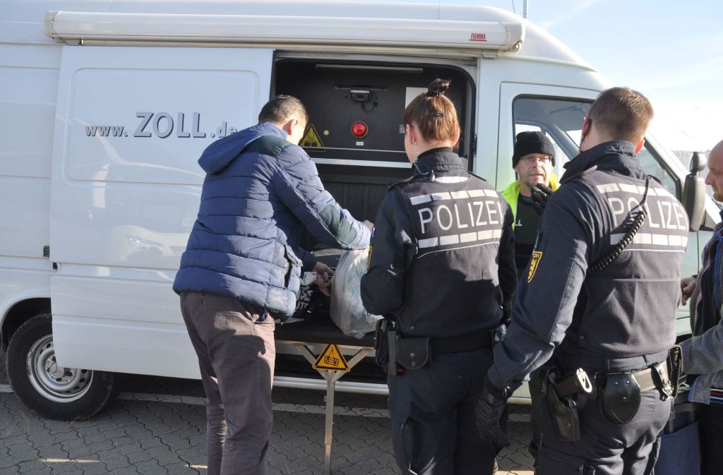 Rund 50 Beamte vom Polizeipräsidium Reutlingen, vom Hauptzollamt Stuttgart und von der Bundespolizei waren im Einsatz.