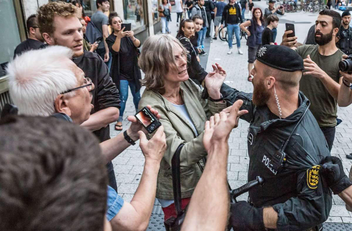 Bei einer Demonstration im Sommer 2018 geriet Janka Kluge (Bildmitte) in einen Konflikt mit einem Polizisten. Es ging bei dem Protest um die damaligen Vorkommnisse in Chemnitz; die Ermordung des Deutschkubaners Daniel Hillig und die darauf folgenden Ausschreitungen von Neonazis und sogenannten Wutbürgern.