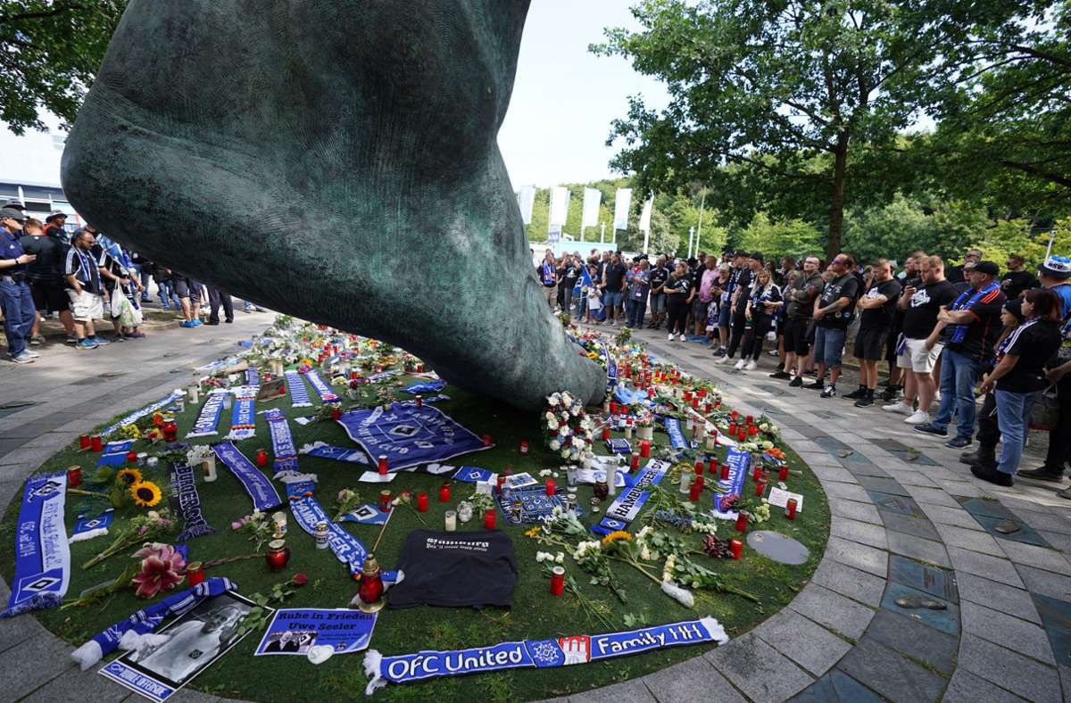 Blumen und Schals en masse: der Bronzefuß von Seeler wird zur Gedenkstätte.