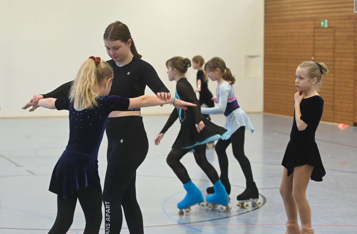 Die Mädchen im Alter von 7 bis 13 Jahren trainieren gemeinsam.