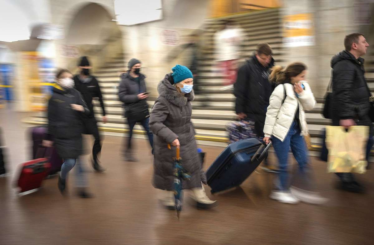 Kiew am Donnerstag: Menschen eilen mit Gepäck in eine Bahnstation.