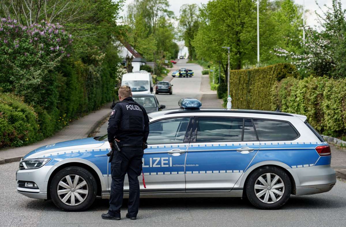 Die Polizei hat in Dänischenhagen (Kreis Rendsburg-Eckernförde) nach Schüssen in einem Haus in einem Wohngebiet zwei leblose Personen entdeckt.