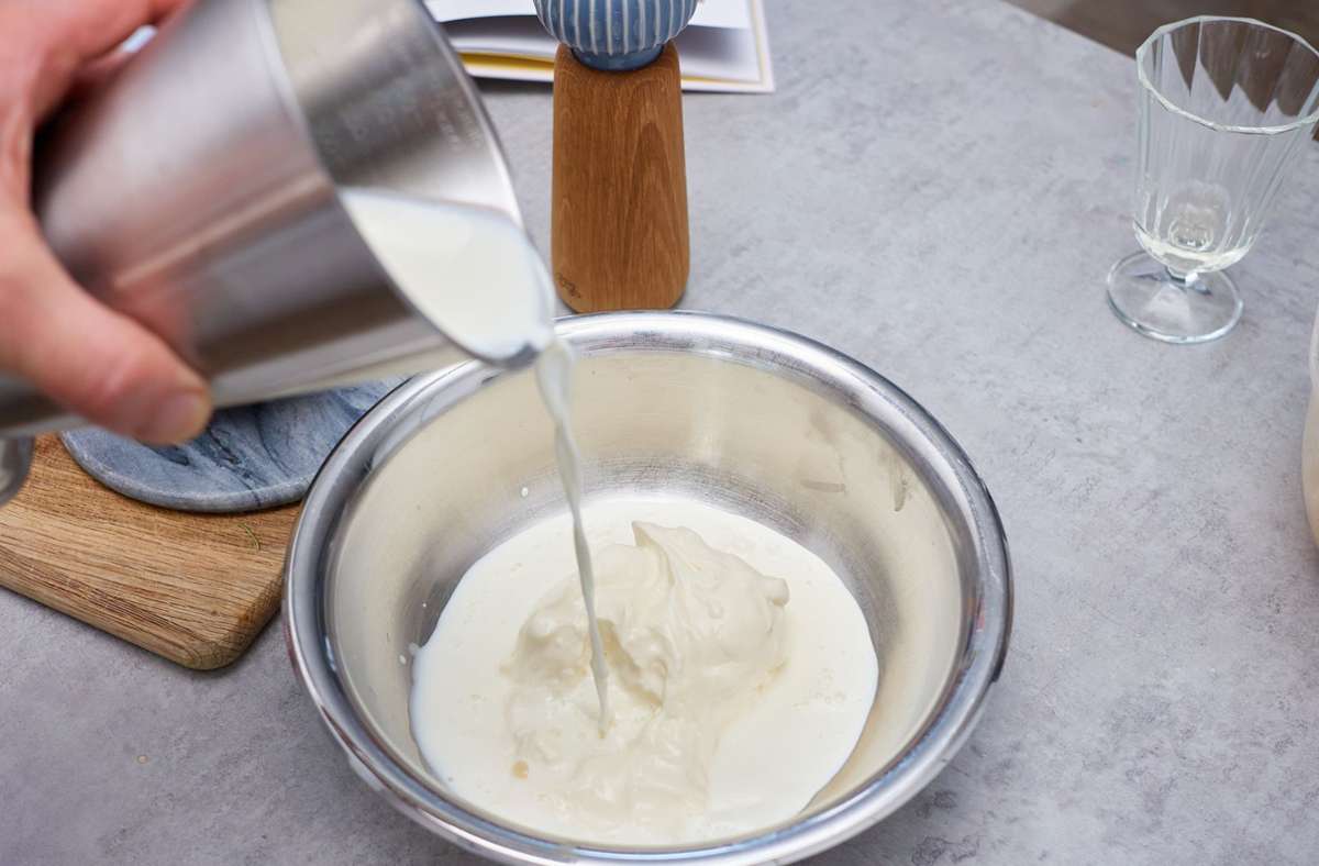 Den Knoblauch schälen. Crème fraîche und Milch verquirlen, den Knoblauch pressen und zugeben. Mit Salz, Pfeffer und Muskatnuss kräftig würzen. Den Käse reiben.