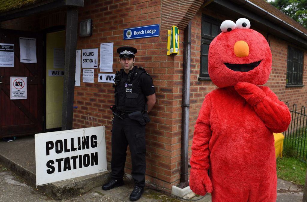 Vor einem Wahllokal in Sonning, Berkshire, erwartete am Wahltag ein als Elmo – eine Figur aus der Sesamstraße – verkleideter Mann auf Premierministerin May.