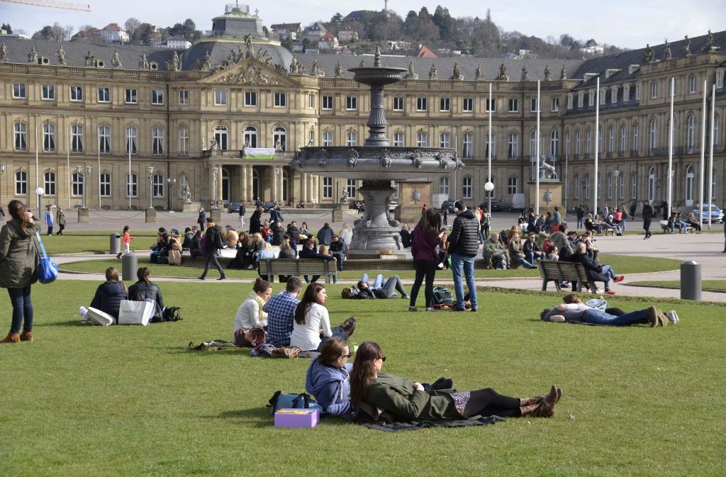 Das sonnige Wetter lockt die Bürger auf den Schlossplatz in der Landeshauptstadt. Wir zeigen die schönsten Frühlingsbilder vom Wochenende in Stuttgart und der Region.