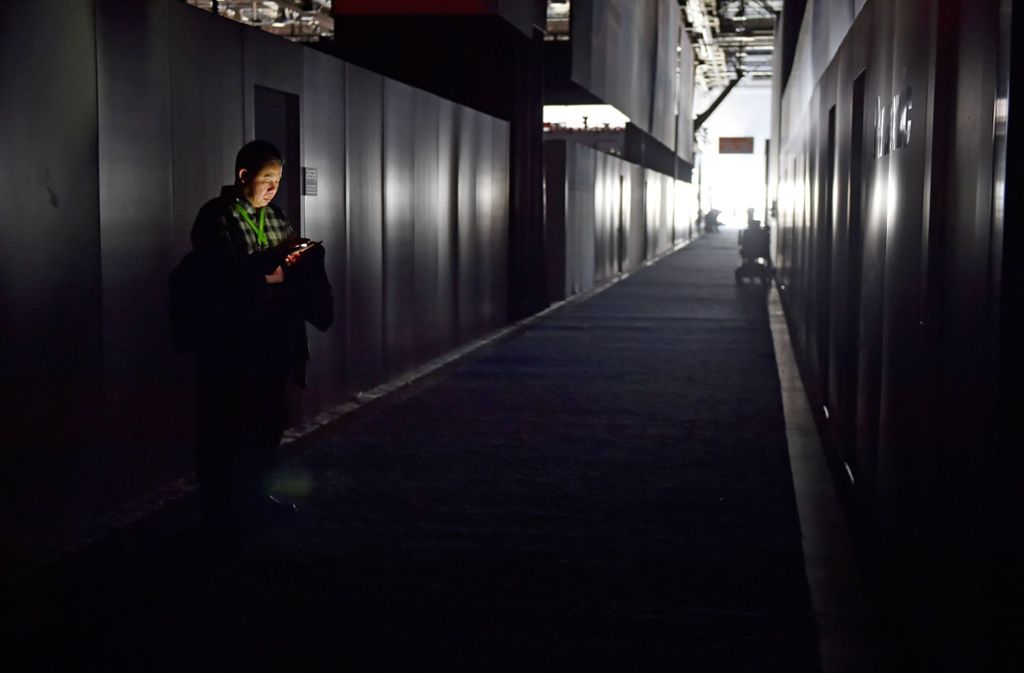Besucher behalfen sich während des Stromausfalls mit ihrem Smartphone. Foto: Getty Images