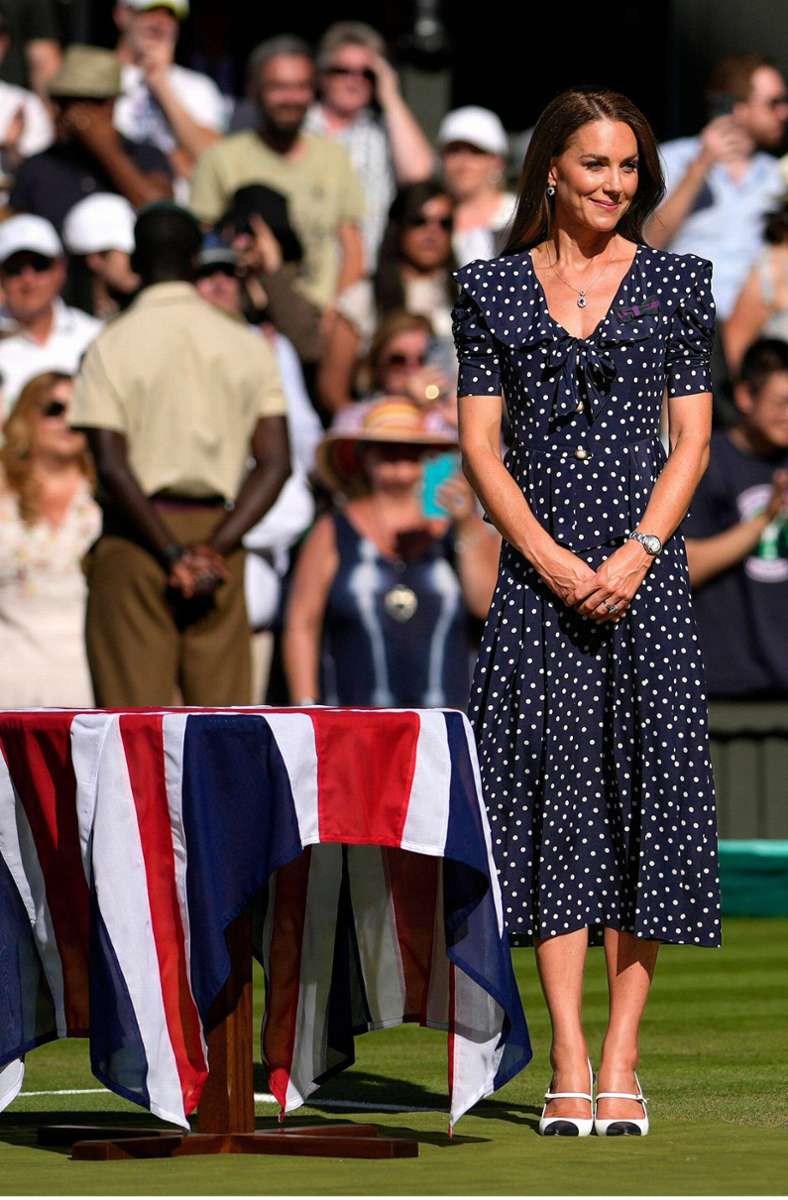 Juli: Herzogin Kate verteilt in Wimbledon Pokale – in einem dunkelblauen Pünktchen-Kleid von Alessandra Rich.