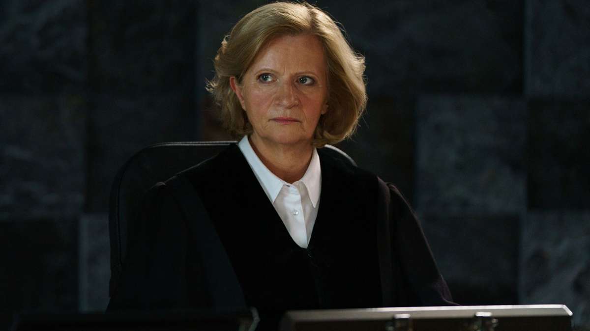 Die Vorsitzende Richterin (Johanna Gastdorf) hat die milde Strenge einer Pädagogin.