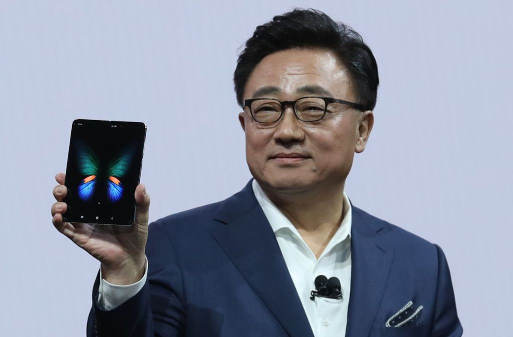 D J Koh, der Chef von Samsungs Handy-Sparte, präsentiert das neue Falthandy Galaxy Fold. Foto: AFP