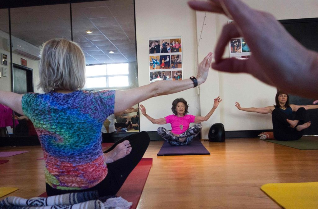 Die 98-Jährige nimmt an Yoga-Veranstaltungen weltweit teil und ...