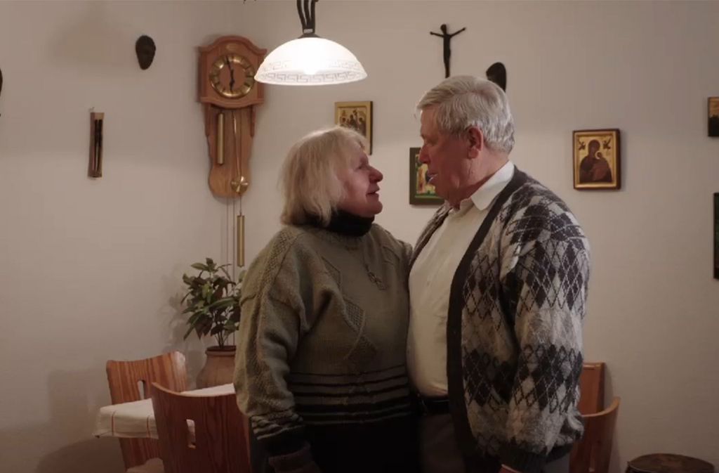 Rösli und Joachim Völker in ihrer Wohnung in Sinsheim. Sie sind seit über 40 Jahren ein Paar.