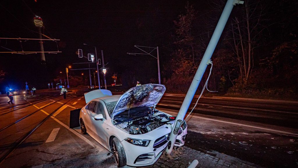 Unfall in Stuttgart-Sillenbuch: Mercedes-AMG kracht in Ampelmast – immenser Schaden