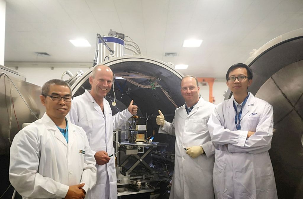 Vor dem Start der Mission: (von rechts nach links) Jia Yu, Sönke Burmeister und Robert Wimmer-Schweingruber von der Uni Kiel und Ping Zhou vom Chinesischen National Space Center (NSSC) kalibrieren das Kieler Instrument in der Mondsonde in Peking.