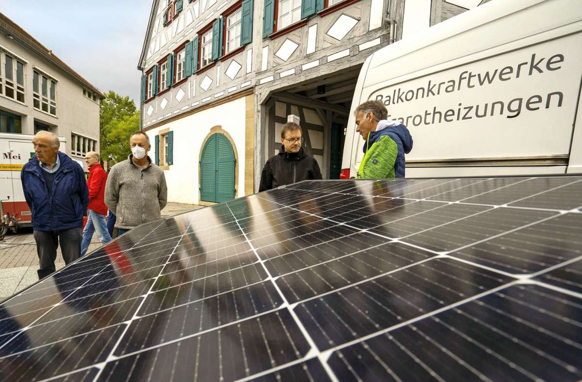 Die Besucherinnen und Besucher erfahren zum Beispiel, wie Balkonkraftwerke funktionieren – Mini-Photovoltaikanlagen für alle, die kein eigenes Hausdach haben.
