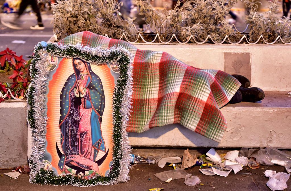 Viele Gläubige pilgern von ihren Dörfern tagelang zu Fuß oder per Fahrrad in die Hauptstadt, um an den Feierlichkeiten teilzunehmen. Oft tragen sie Marienbilder oder Kruzifixe aus ihren Dorfkirchen vor sich her.