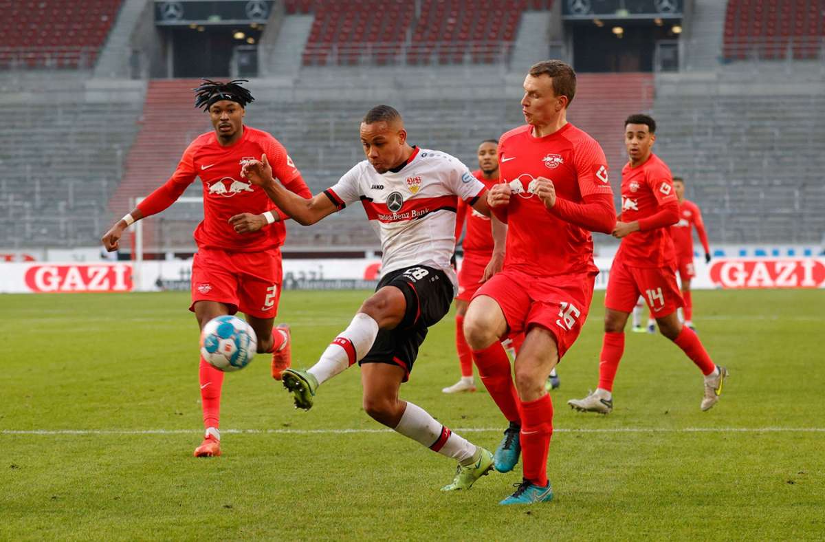 Nikolas Nartey (Mitte) vom VfB Stuttgart umgeben von den Gegnern in Rot
