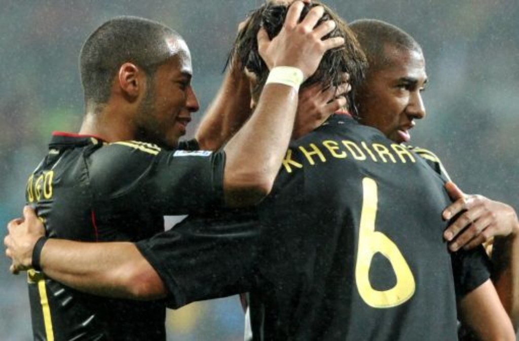 Bei der WM in Südafrika 2010 wird Michael Ballacks Aus zu Khediras Glücksfall. Zusammen mit Bastian Schweinsteiger spielt der Real-Mann auf der "Doppelsechs". Im Spiel um Platz drei gegen Uruguay macht er sein erstes Länderspieltor.