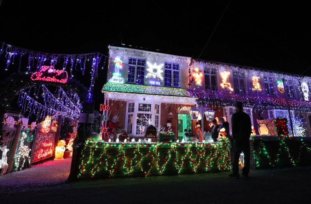 Großbritannien, New Milton: Ein mit Weihnachtsbeleuchtung geschmücktes Haus in der Byron Road, wo jedes Jahr eine Gruppe von Bewohnern ein Lichtspektakel veranstaltet, um Geld für lokale Wohltätigkeitsorganisationen zu sammeln.