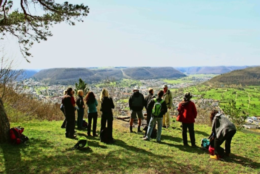Auf dem Albtrauf steh’n und  auf den  Albtrauf seh’n: das können die Wanderer vom Kuhfelsen oberhalb von Altenstadt. Foto: ESA