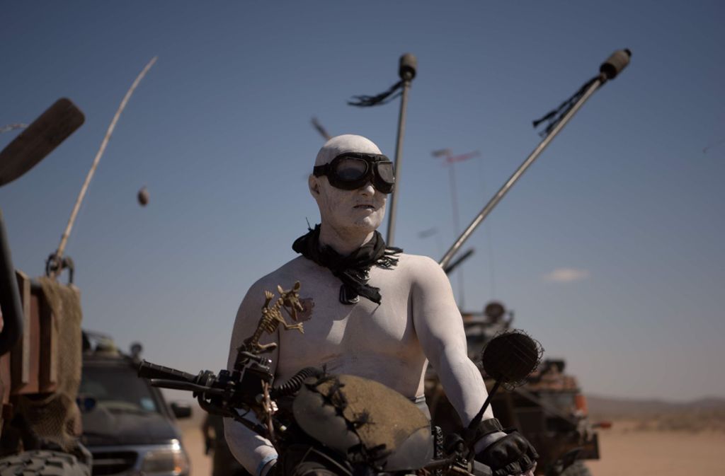 Ein Mann hat sich als „War Boy“ verkleidet, die skrupellosen Soldaten aus den „Mad Max“-Filmen.