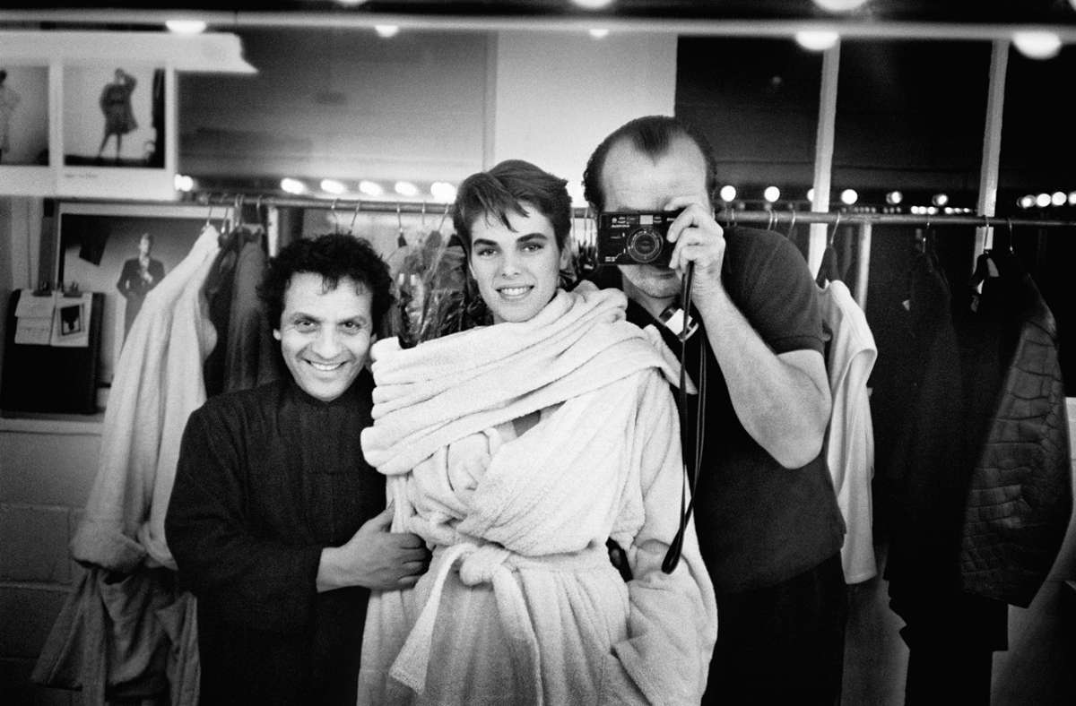 Der Schneider, das Model und der Fotograf: Azzedine Alaïa, Maria Johnson und Peter Lindbergh 1984 in Paris. Foto: Taschen Verlag