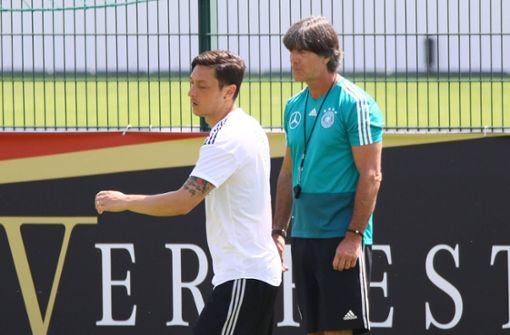 Mesut Özil und Joachim Löw – nicht immer ein Herz und eine Seele (Archivbild). Foto: imago/Marc Schueler