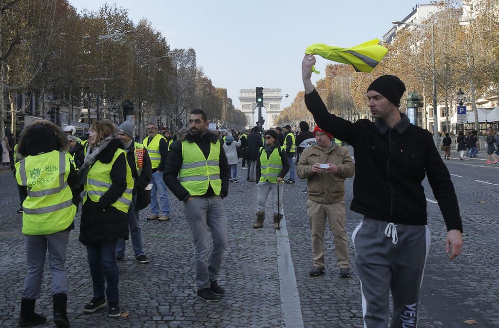 ... hatten sich die Demonstranten den Spitznamen „Gilets Jaunes“ (Gelbe Westen) gegeben.